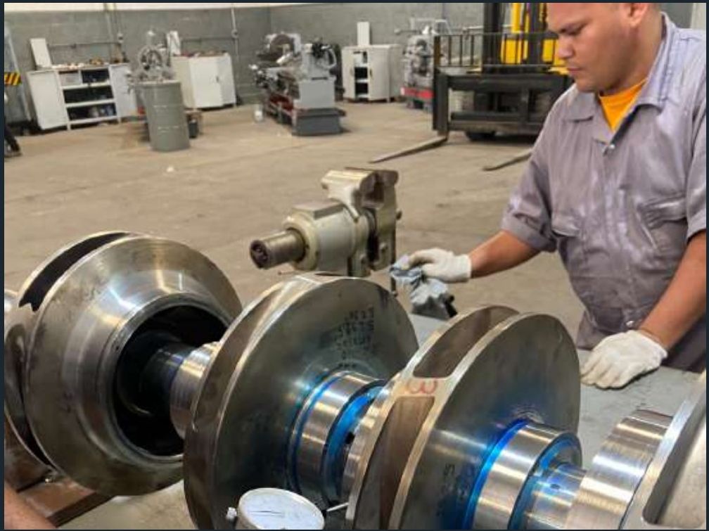Técnico inspeccionando el ensamble de un rotor de bomba