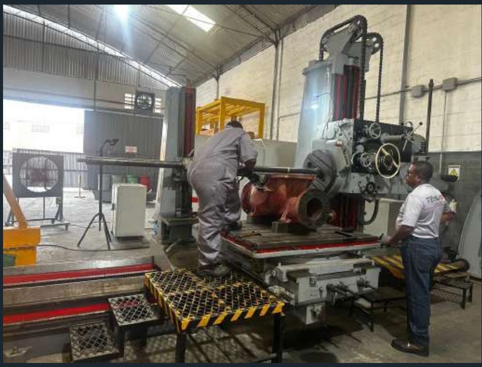 Mandrinadora de alta precisión mecanizando un alojamiento