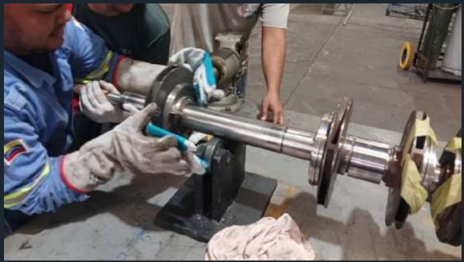 Trabajadores de TEMSA 21 realizando mantenimiento a un equipo rotativo