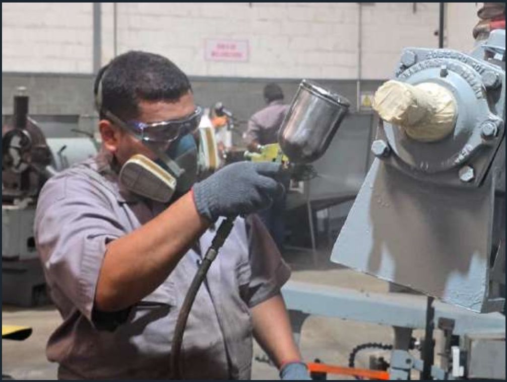 Aplicación de pintura sobre componente mecánico reparado
