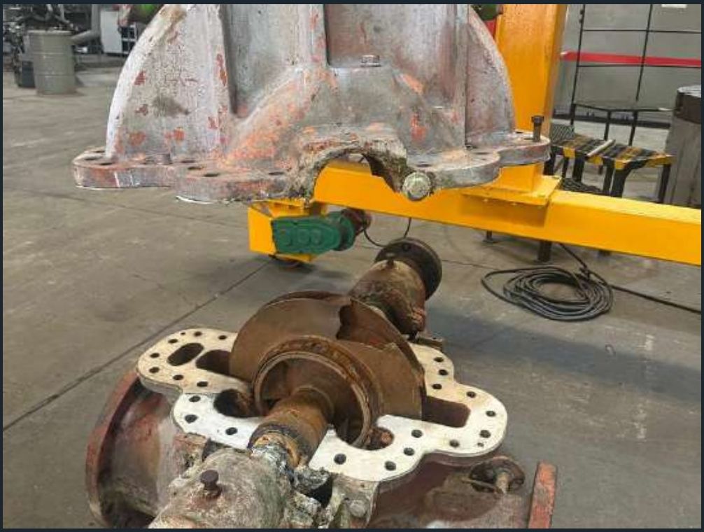 Rotor desarmado sobre soportes para inspección y reparación