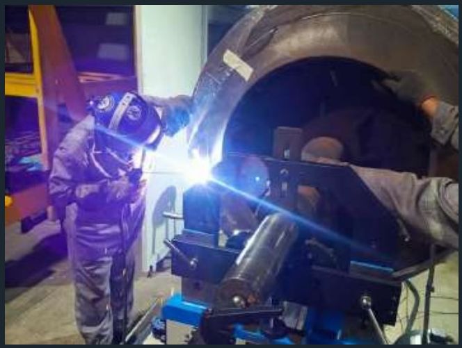 Soldadura industrial en carcasa de equipo rotativo