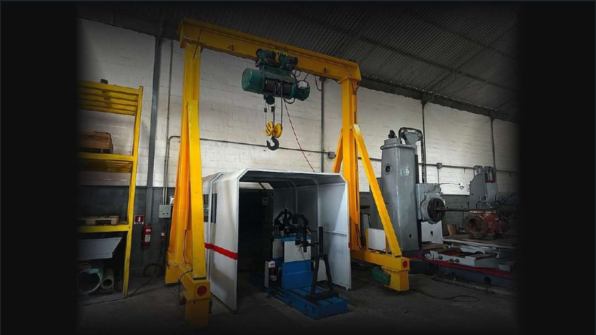 Galpón de TEMSA 21, C.A. con grúa pórtico y equipos de taller
