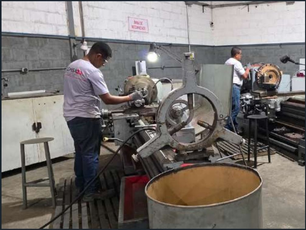 Técnico operando un torno horizontal en el taller de TEMSA 21